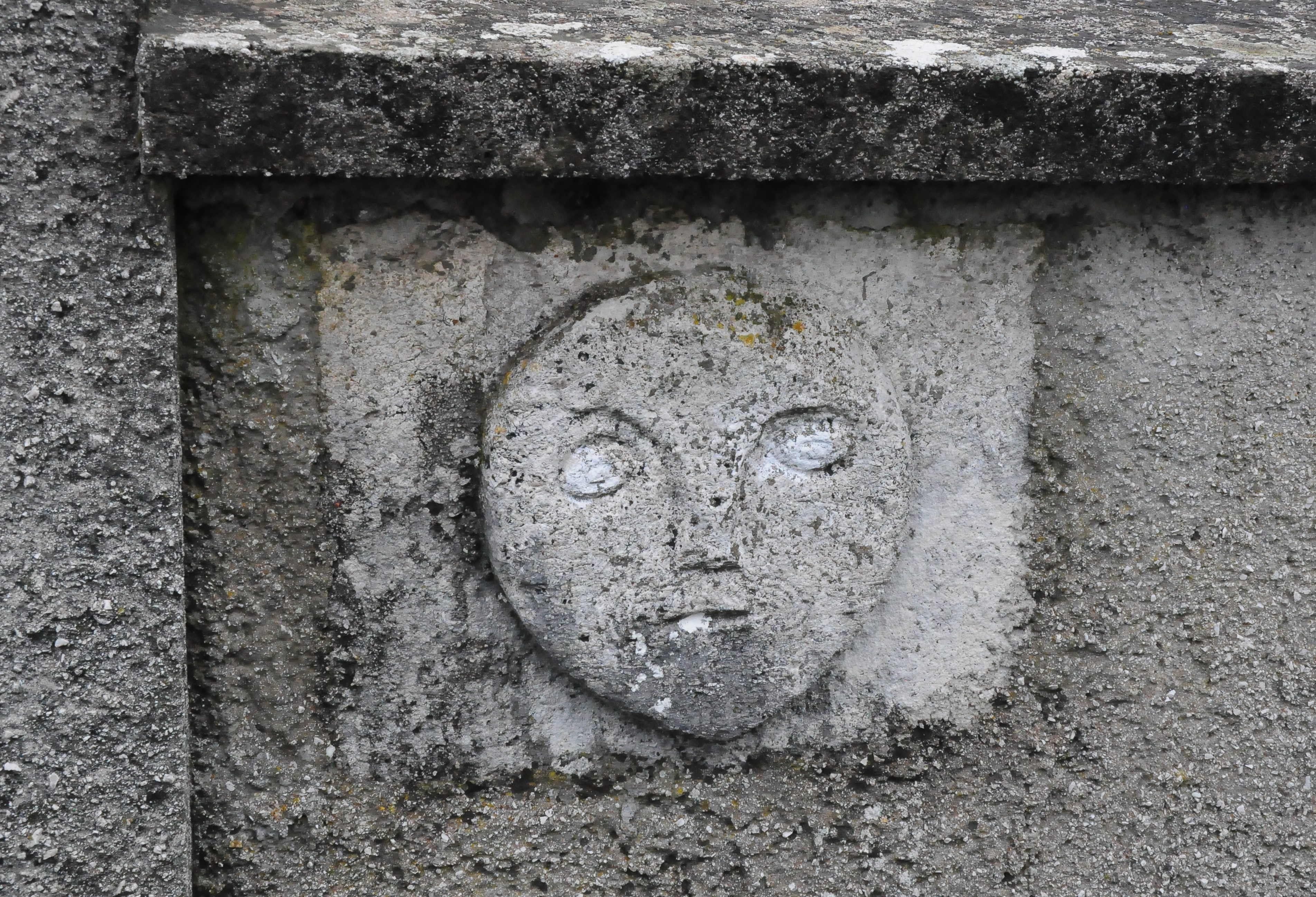 Skrivnostna obrazna podoba na vhodnem stebru obzidja